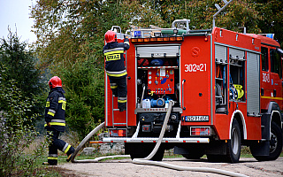 25 strażaków walczyło przez całą noc z pożarem w Łędławkach